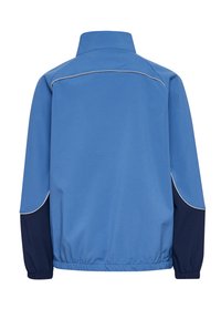 Blå jacka med hög krage, elastisk nederkant och marinblå ärmar med grå piping. Tillverkad av textil med struktur, designad för komfort.