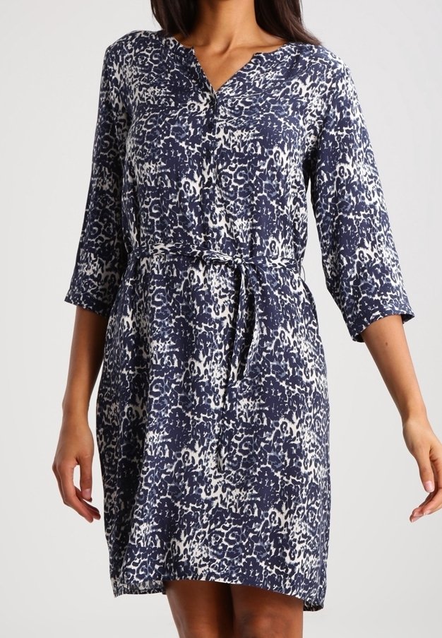 Marineblaues und weißes gemustertes Kleid mit V-Ausschnitt, 3/4-Ärmeln und gebundenem Taillenzug. Hergestellt aus leichtem Stoff mit lockerer Passform.