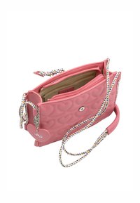 Borsa a tracolla rosa trapuntata con motivo a cuore, dotata di manici intrecciati arcobaleno e dettagli in oro, compartimenti con zip e un charm.