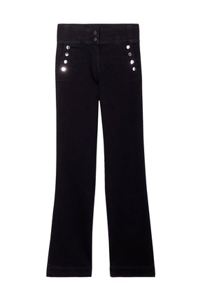 Jeans évasés noirs en tissu doux, dotés de deux boutons à la taille et d'accents argentés sur les côtés avec cinq boutons métalliques.