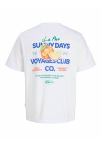 Λευκό T-shirt με πολύχρωμο κείμενο και εικονογράφηση ενός πορτοκαλιού και μιας φέτας πορτοκαλιού στην πλάτη που προωθεί το Sunny Days Voyages Club Co.