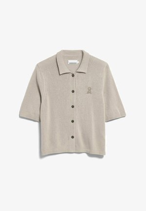 Hellbeige kurzärmelige Strickjacke mit sechs dunklen Knöpfen, geripptem Kragen und Bündchen sowie kleinem besticktem Logo auf der linken Brust.