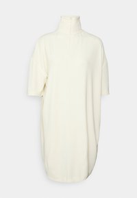 Cremefarvet, højhalset, kortærmet kjole med en afslappet pasform. Blødt, tekstureret stof og detaljer ved sidesømmene. Minimalistisk design uden synlige mønstre.