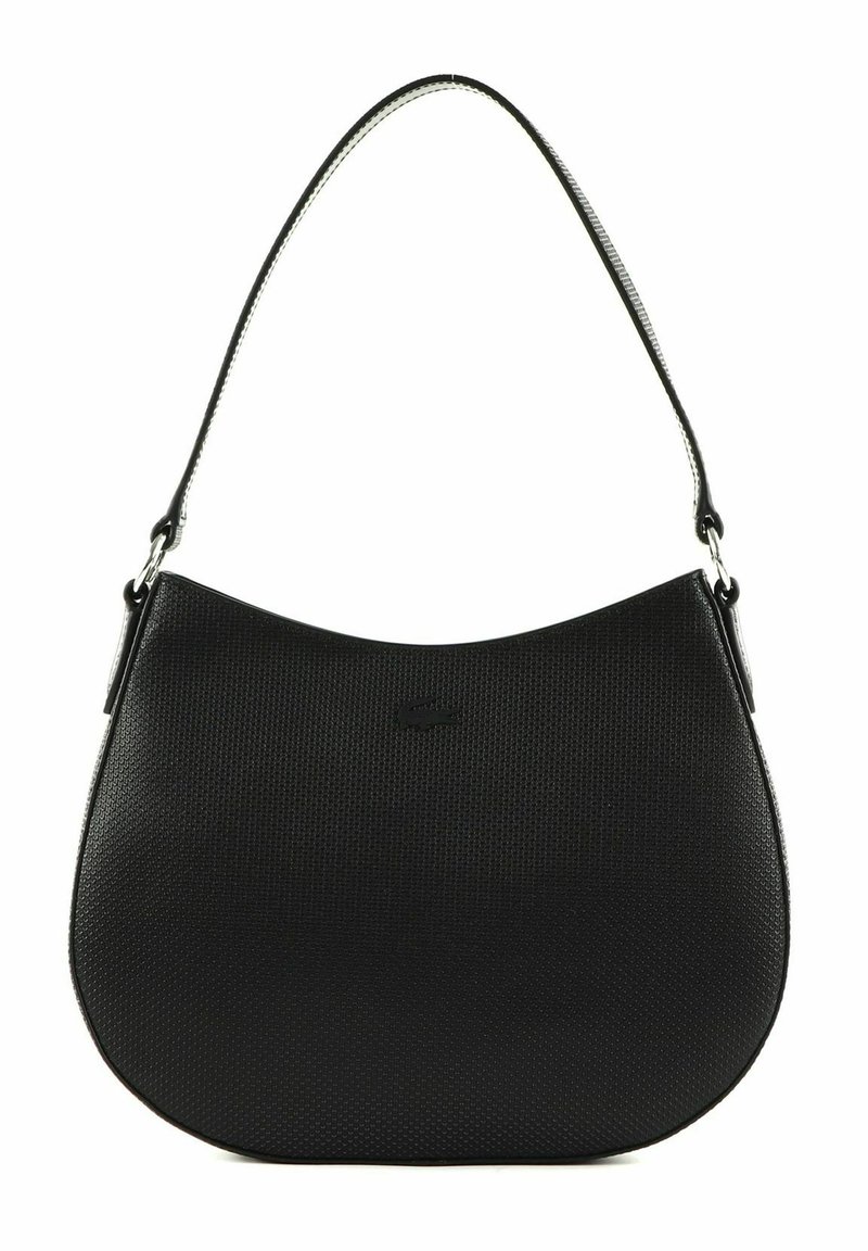 Sac à main noir avec une surface texturée, une forme courbée et une fine sangle pour l'épaule. Présente un petit logo à l'avant.