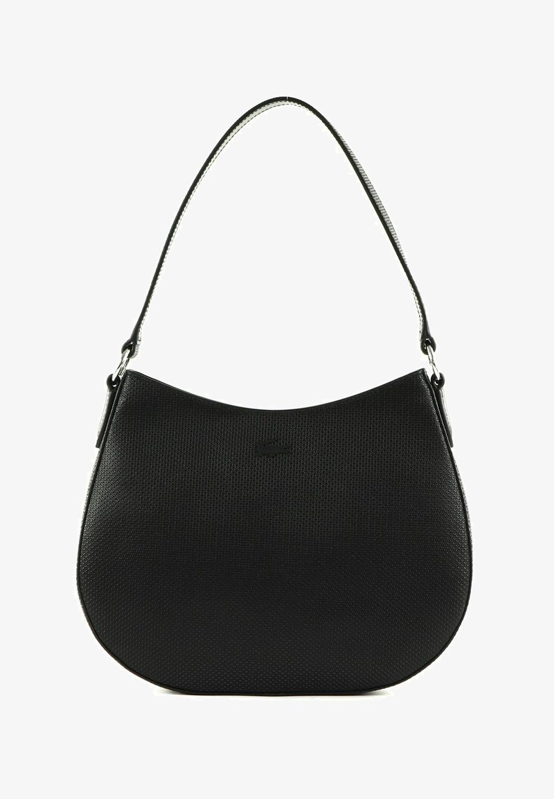 Sac à main noir avec une surface texturée, une forme courbée et une fine sangle pour l'épaule. Présente un petit logo à l'avant.