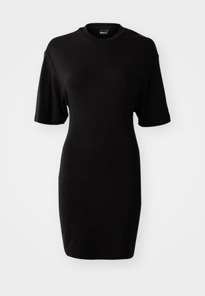 Črno kratek rokav obleka iz mehkega blaga. Ima okroglo izrezovanje in prilegajočo silhueto s podaljškom do kolen.