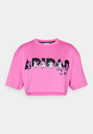 adidas Performance X JEREMY SCOTT PRIDE TRAINING TEE - T-shirts med print - lucid fuchsia