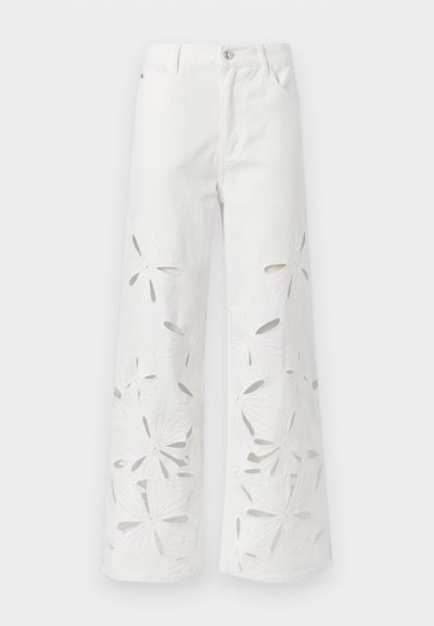 Λευκό τζιν με φαρδιά παντελόνια, διακοσμημένο με λουλουδάτα σχέδια διακοπών σε όλο το μήκος των ποδιών και με κλείσιμο με κουμπί και φερμουάρ μπροστά.