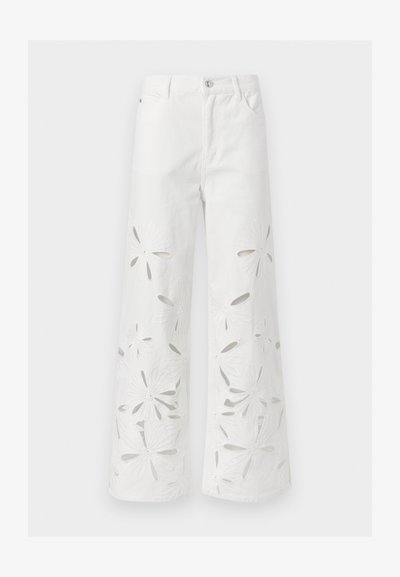Λευκό τζιν με φαρδιά παντελόνια, διακοσμημένο με λουλουδάτα σχέδια διακοπών σε όλο το μήκος των ποδιών και με κλείσιμο με κουμπί και φερμουάρ μπροστά.