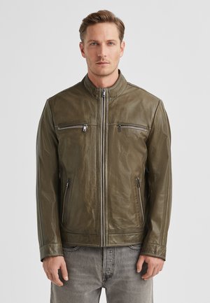 Olivgrüne Lederjacke mit Stehkragen, vorderem Reißverschluss, zwei Brusttaschen und zwei seitlichen Reißverschlusstaschen. Glatte Textur und tailliertes Design.