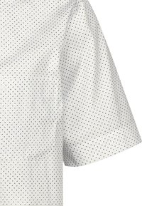 Camicia bianca a maniche corte, con un piccolo motivo a pois blu navy, colletto strutturato e taschino sul lato sinistro.