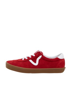 Baskets en daim rouge avec des accents blancs, bout rond et semelle en caoutchouc marron. Comprend des lacets blancs et un logo distinctif sur le côté.
