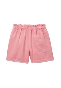 Shorts en coton rose avec une taille élastique, dotées d'une poche arrière unique et de bords bruts pour un look décontracté.