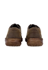 Braune Lederschuhe mit strukturiertem Finish, runden Zehen und einer robusten Gummisohle. Besitzt eine Naht an den Seiten und eine Markierung an der Ferse.