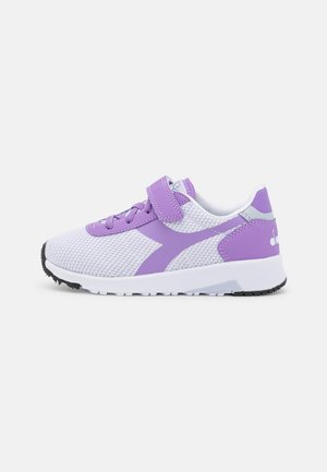Scarpa sportiva viola e bianca con tomaia in rete, strap in Velcro e suola in gomma testurizzata. Accenti di design notevoli in tonalità a contrasto.