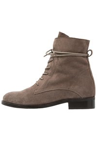 Graue Wildleder-Stiefelette mit runder Spitze, Schnürung vorne und umgeschlagenem Schaftrand. Solide schwarze Ferse mit minimaler Gestaltung.
