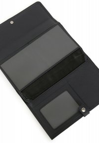 Portafoglio in pelle nera aperto, con esterno texturizzato, multiple fessure per carte, un portadocumenti trasparente e chiusura a scatto.