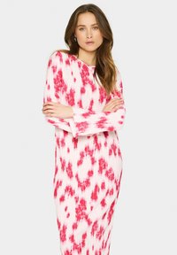 Rochie cu mâneci lungi, cu model righe în alb cu un model tie-dye roz. Are un gât rotund și o croială lejeră. Textură netedă și material ușor.