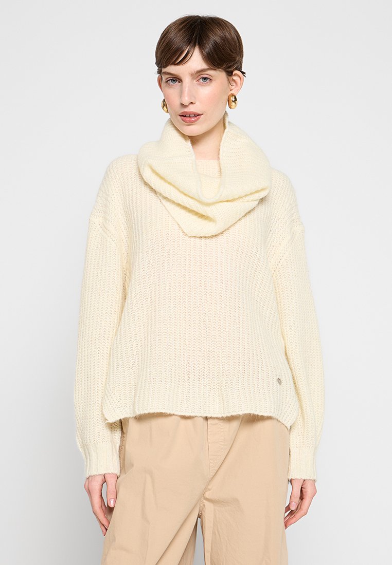 Crème, gebreide oversized trui met een colhals, geribde manchetten en een licht verkorte zoom. Zachte textuur, casual ontwerp.
