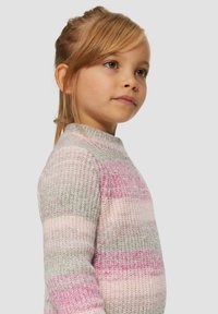 Pull en tricot avec un col rond, des rayures horizontales dans des nuances de rose et de vert, et un matériau texturé et duveteux. Manches courtes.