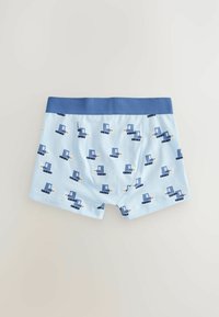 Svetlomodré boxerky s vzorom malých tmavomodrých ilustrácií traktorov. Pás je jednoliatej modrej farby s jemnou textúrou.