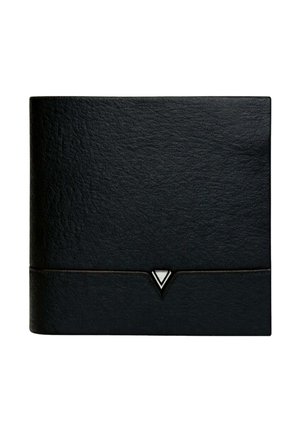 Portafoglio nero in pelle a due ante con un piccolo dettaglio metallico triangolare sul bordo inferiore anteriore, chiuso e mostrato su sfondo bianco.