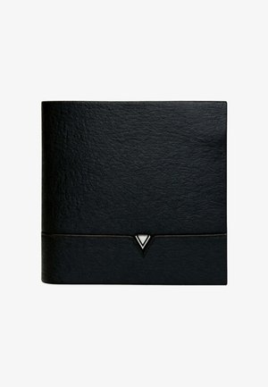 Portafoglio nero in pelle a due ante con un piccolo dettaglio metallico triangolare sul bordo inferiore anteriore, chiuso e mostrato su sfondo bianco.