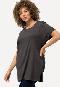 T-shirt grigio scuro, morbido e dal taglio ampio, con maniche corte arrotolate, scollatura rotonda e inserti laterali per maggiore comfort e stile. Realizzato in cotone morbido.