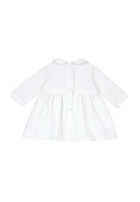 Vestido blanco con mangas largas, cuello, cierre de botones y cintura fruncida. Tela suave con una textura lisa, diseño sencillo, sin estampados.