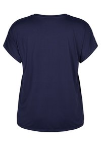 Granatowa koszulka z krótkim rękawem i okrągłym dekoltem. Miękki, gładki materiał o luźnym kroju i zaokrąglonym dole. Prosty, nieozdobiony wzór.