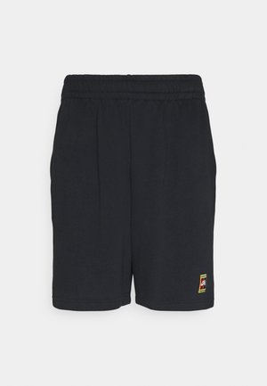 Zwarte katoenen shorts met een elastische tailleband, voorzien van zijzakken en een klein veelkleurig logo op de linkerpunt. Glad textuur.