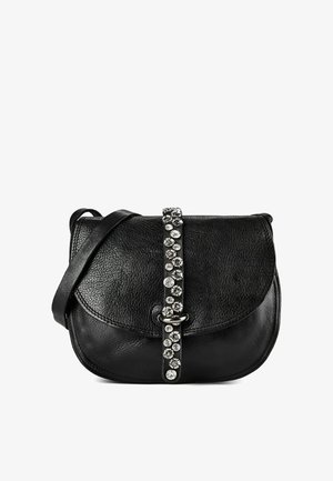 Zwarte leren crossbodytas met klepsluiting en een voorriem versierd met ronde zilveren studs en strasssteentjes.