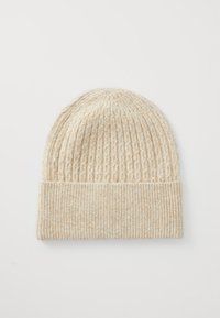 Beige strikket lue med ribbestrikket tekstur, med en brettet kant og vertikalt linjemønster i hele. 