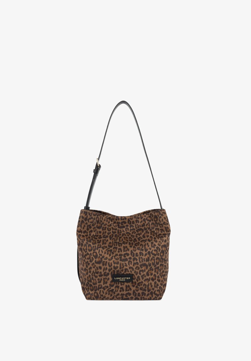 Sac à bandoulière imprimé léopard marron et noir avec une sangle noire réglable et un petit logo Lancaster Paris sur le devant.