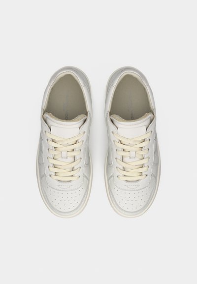 Baskets en cuir blanc avec embout perforé, lacets beige, col rembourré et semelle en caoutchouc crème ; design minimaliste avec un marquage subtil.