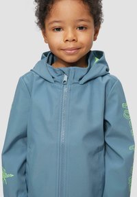 Himmelblaues, mit Reißverschluss versehenes Jackett mit Kapuze, das grüne Schriftzüge auf den Ärmeln aufweist und eine glatte, wasserabweisende Oberfläche hat.