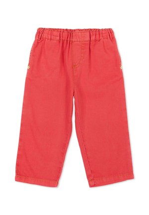 Rode peuterbroek met elastische tailleband en knoopdetails aan de zijkant, gemaakt van zachte stof.