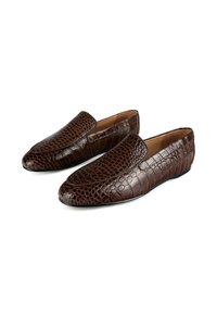 Pruunid nahast loafers, millel on tekstureeritud krokodillimuster, ümar varvas ja siledad servad, ning libisemisega disain.
