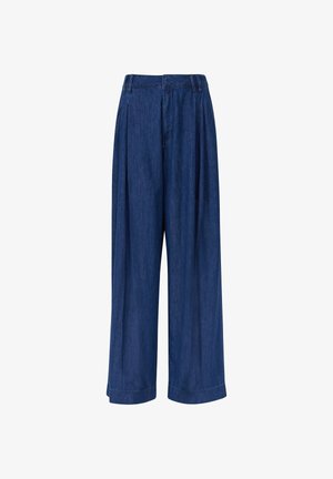 Visoko pasu široke hlače iz temno modrega denima z zankami za pas in sprednjimi pregibi, prikazane na beli podlagi.