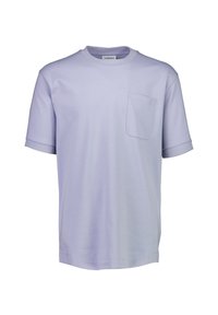 T-shirt viola chiaro a maniche corte realizzato in tessuto morbido, con scollatura rotonda e taschino sul lato sinistro.