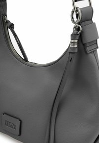 Borsa a mano in pelle grigia con forma arrotondata, superficie testurizzata, dettagli in hardware argentato e una tasca laterale con zip per ulteriore spazio di stoccaggio.
