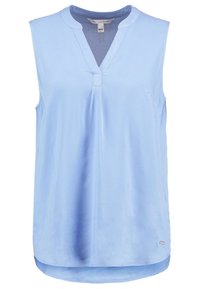 Ljusblå ärmlös blus i mjukt tyg, med V-ringning och en skåra, samt en längre bakdel.