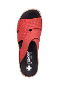 Chausson rouge à enfiler avec des brides croisées, design perforé, semelle intérieure douce et semelle en liège. Présente le logo de la marque sur la semelle intérieure.