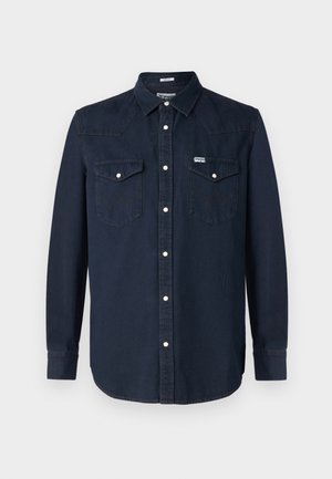 Camicia in denim blu scuro con maniche lunghe, colletto a punta, due tasche sul petto e chiusure a bottoni bianchi. Presenta dettagli di cucitura a contrasto.
