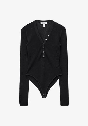 Czarny body z długim rękawem wykonany z teksturowanej tkaniny, z głębokim dekoltem w kształcie litery V, zapinany na guziki i zatrzaski u dołu.