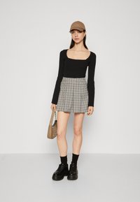 Hollister Co. ULTRA HIGH-RISE PLEATED SKATER SKORT - Šortai - CLOUD DANCER/PORTABELLA/BLACK HOUNDSTOOTH
