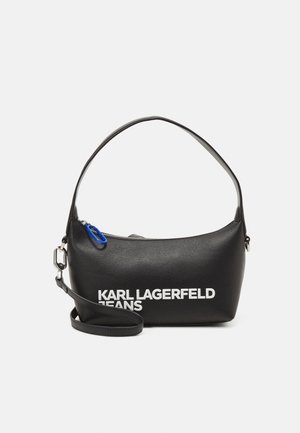 Czarna skórzana torebka Karl Lagerfeld Jeans z krótkim uchwytem, odpinanym paskiem, białym logo i niebieskim suwakiem.