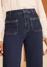 Love & Roses HIGH WAIST LEG PLAIT POCKET  - Platėjantys džinsai - dark wash blue