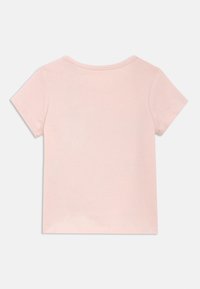 Ροζ κοντομάνικο μπλουζάκι από βαμβάκι, με στρογγυλή λαιμόκοψη και καθαρό, απλό σχέδιο χωρίς επιπλέον γραφικά ή λεπτομέρειες.