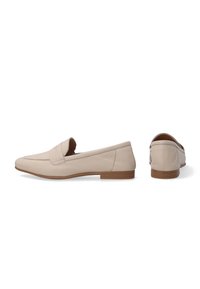 Béžové kožené mokasíny s hladkým povrchem, mají šitou špičku a nízký dřevěný podpatek. Elegantní obdélníkový tvar s jemnými liniemi.